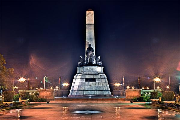 Rizal Park
Also called Luneta, this is a very good place if you want a leisurely walk. This park is dedicated to the Philippines' national hero, Jose Rizal, who was not only a poet but a very good writer during the Spanish era, and this was also the place where he was executed. Now, this is a popular place for picnics.
