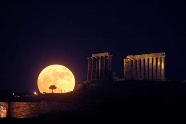 The moon impersonating the sun