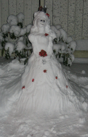 This is the Snow Princess from front. She's standing there waiting for her prince to arrive. (In reality the prince was sitting a few metres away, and they never really got to meet, as the snow melted the next day... But at least I've got these pictures to prove that she did exist, if only for a day and a half.)