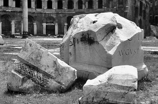 Ruins at Trajan's Market part of the Imperial Forum complex in Rome. 100 - 110 AD, Architect: Apollodorus of Damascus.
Digital conversion from slide film 1988